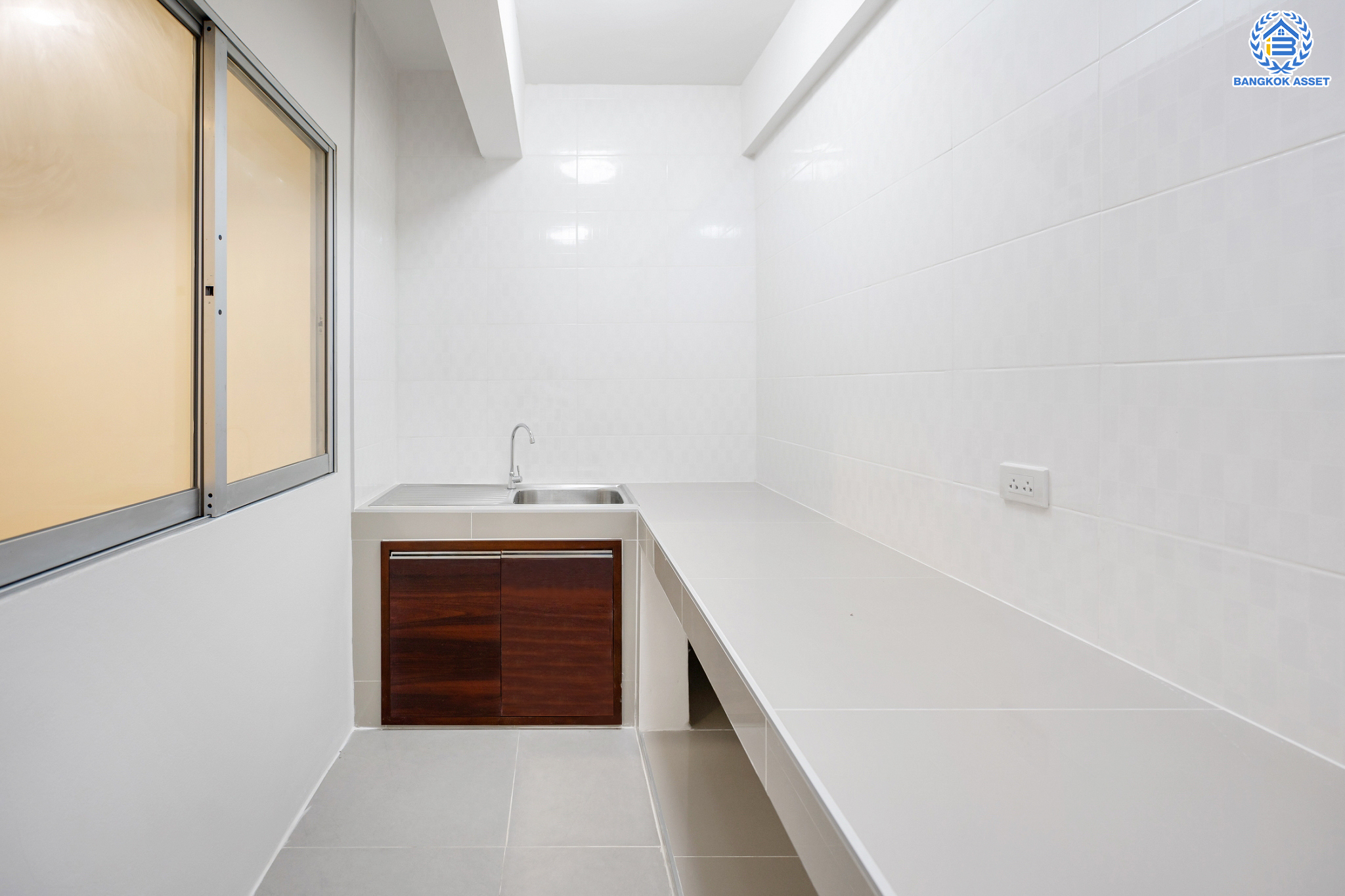 ทาวน์เฮ้าส์มือสองนนทบุรี ม.สรานนท์ ติวานนท์-ปากเกร็ด ทาวน์เฮ้าส์ 3ชั้นครึ่ง เนื้อที่ 18 ตร.ว. ฟังก์ชัน 4 ห้องนอน 3 ห้องน้ำ จอดรถได้ 2 คัน พร้อม Living Room กว้างขวาง บนทำเลติดถนนติวานนท์ ใกล้เซ็นทรัลแจ้งวัฒนะ และรถไฟฟ้าสายสีชมพู "สถานีแยกปากเกร็ด"